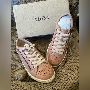Taos Footwear Pink Leather Lace-Up Sneakers with Side Zip Size 8.5
